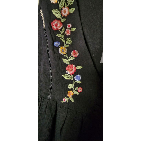 NWT Forever 21 Black Sleeveless Top With Floral Embroidery- Small - Picture 3 of 4